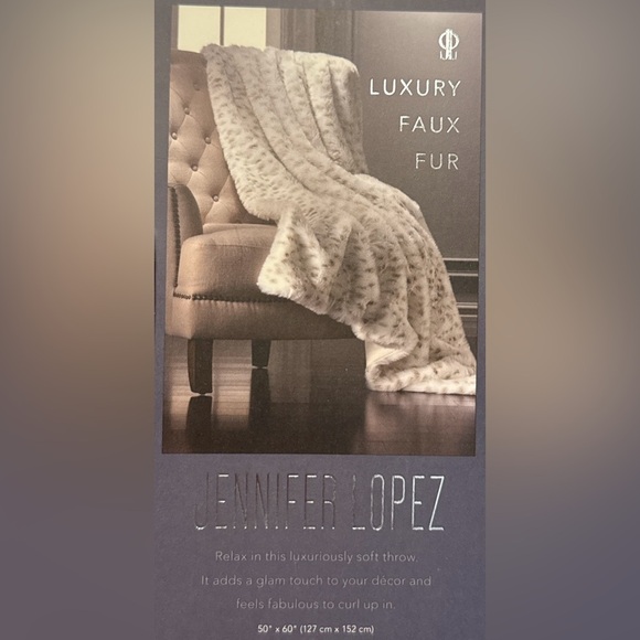Luxurious Jennifer Lopez Faux Fur Throw Blanket - Picture 2 of 4